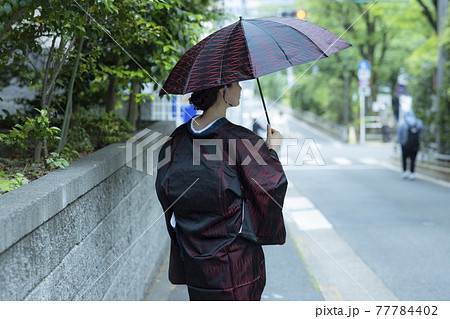 雨　着物の女性　道行　雨コート 77784402