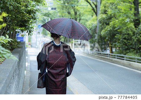 雨 着物の女性 道行 雨コート 雨 着物の女性 道行 雨コート 77784405