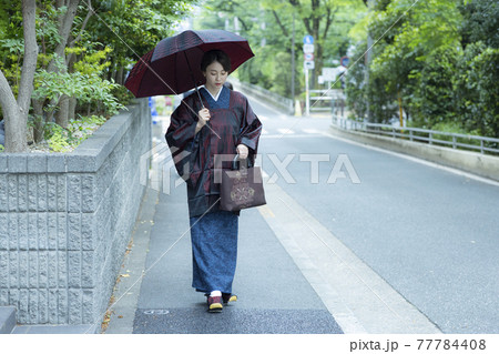 雨　着物の女性　道行　雨コート 77784408