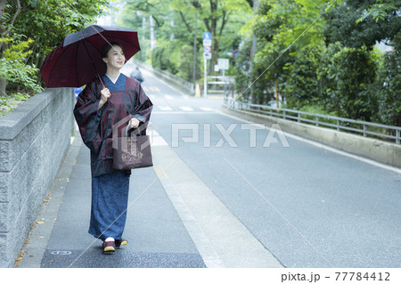 雨　着物の女性　道行　雨コート 77784412