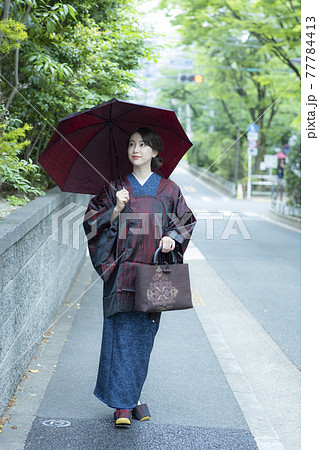 雨 着物の女性 道行 雨コート 雨 着物の女性 道行 雨コート 77784413