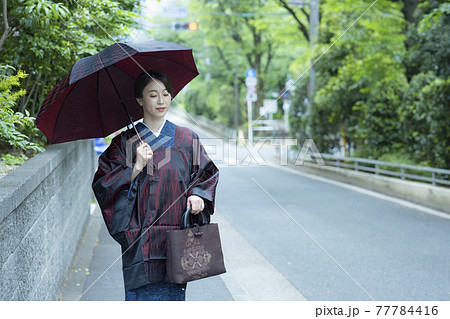 雨 着物の女性 道行 雨コートの写真素材 [77784416] - PIXTA