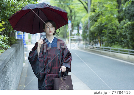 雨　着物の女性　道行　雨コート 77784419