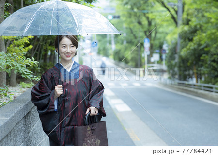 雨 着物の女性 道行 雨コートの写真素材 [77784421] - PIXTA