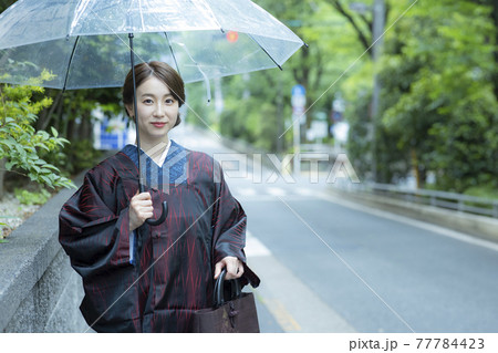 雨　着物の女性　道行　雨コート 77784423