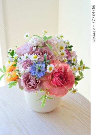 可愛い春のフラワーアレンジメントの写真素材 可愛い春のフラワーアレンジメントの写真素材