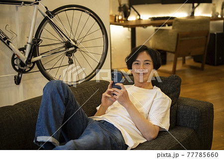 スマホを使う男性 77785660