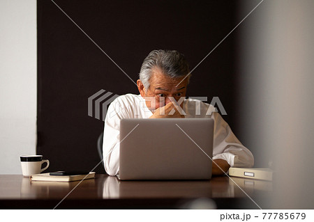 ビジネスマン 残業 疲労 悩む ビジネスマン 残業 疲労 悩む 77785679