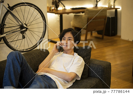 スマホを使う男性 77786144