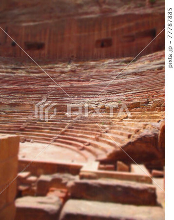 ヨルダン　ペトラ遺跡　ローマ劇場　ジオラマ風 77787885
