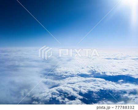 民間航空機の客席の窓から見た雲海 (日本) 民間航空機の客席の窓から見た雲海 (日本) 77788332