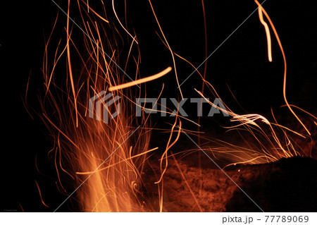 火の粉の写真素材