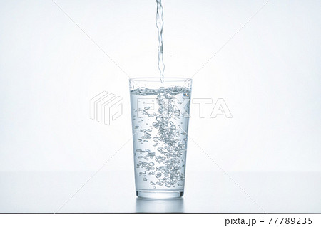 水　ミネラルウオーター 77789235