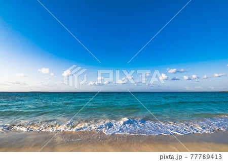 伊良部島の美しいビーチ 朝の渡口の浜 77789413