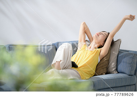 ミドル女性　ソファー　伸び 77789626