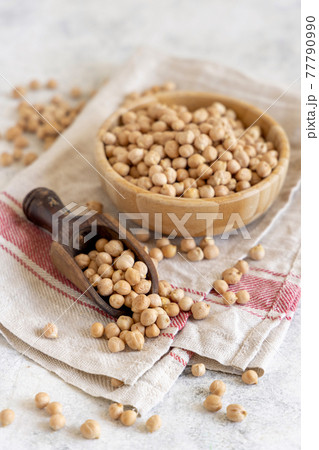 Bowl of raw dry chickpea with a scoop Bowl of raw dry chickpea with a scoop 77790990