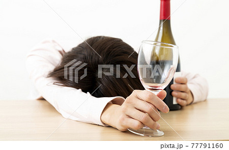 酔っ払う女性 77791160