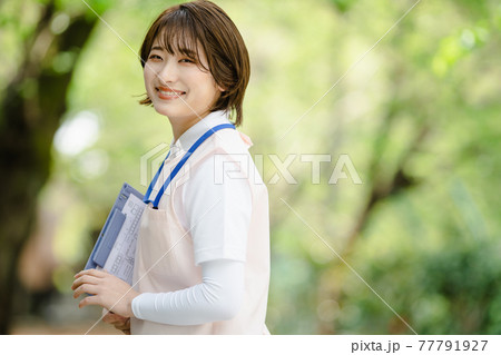 若い女性　新緑　介護士 77791927