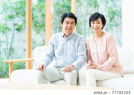夫婦 カップル 家族 ミドル ライフスタイル リビング 夫婦 カップル 家族 ミドル ライフスタイル リビング 77792203