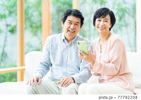 夫婦　カップル　スマホ　家族　ミドル　ライフスタイル　リビング 77792208