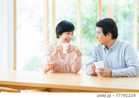 夫婦 カップル 家族 ミドル ライフスタイル リビング 夫婦 カップル 家族 ミドル ライフスタイル リビング 77792229