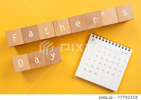 父の日、2021｜「Father's Day」と書かれた積み木とカレンダー 77792358