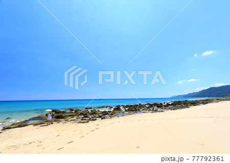 奄美大島の観光名所ハートロックを見に来た女性観光客たち 77792361