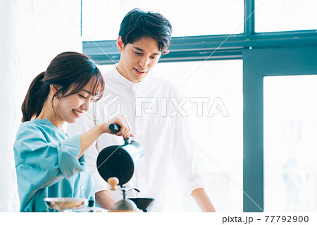 キッチンでコーヒーを入れる夫婦 77792900