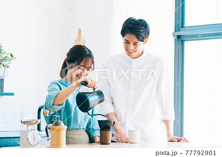 キッチンでコーヒーを入れる夫婦 77792901