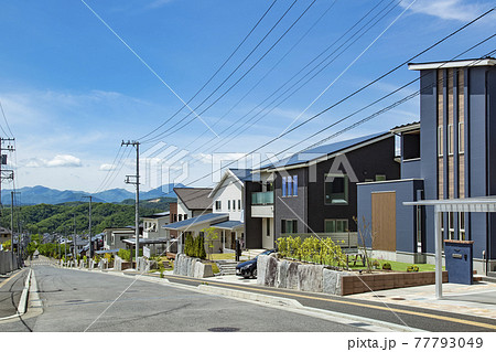 郊外の住宅地 77793049