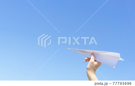 紙飛行機を飛ばす子供 77793696