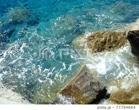 サントリーニ島の水辺 77794664