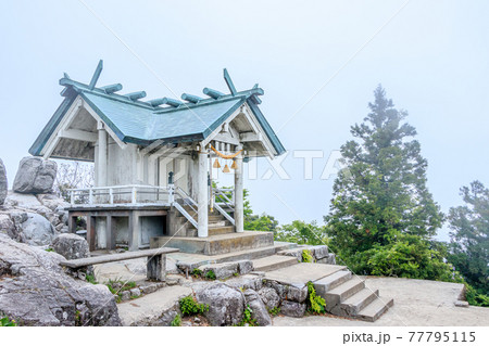 宝満山山頂　霧のかかった竈門神社上宮　福岡県太宰府市 77795115