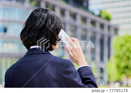 スマホを持つ男性　ビジネスイメージ  77795178