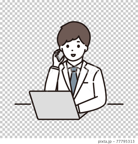 パソコンの前で電話をする男性薬剤師 77795313