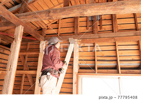 建築現場で働く大工 ヘキサプレート取り付け 建築現場で働く大工 ヘキサプレート取り付け 77795408