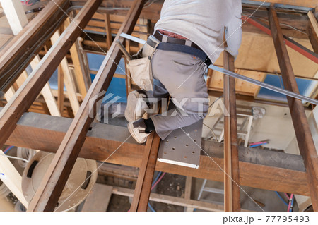 建築現場で働く大工 木材接着 建築現場で働く大工 木材接着 77795493