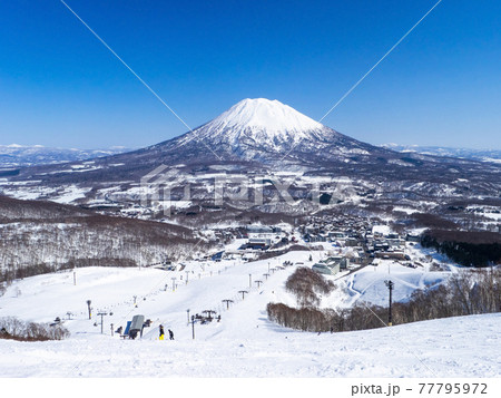 快晴のスキー場から羊蹄山と周辺の町を眺める (ニセコ、北海道) 77795972