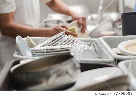 Man washing dish 77796008