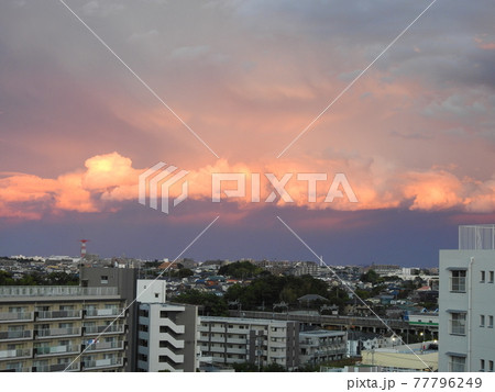 真っ赤に燃える 夕焼けの街の風景です 元気でる風景 の写真素材