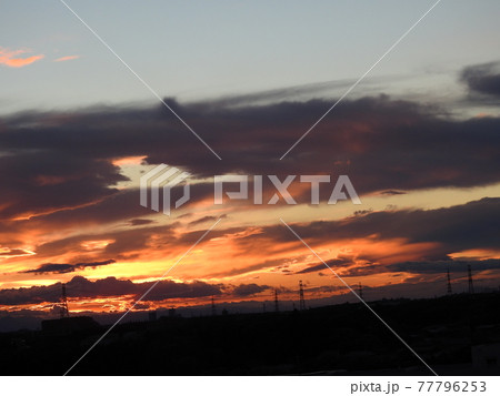 激しい夕焼けの街の風景です!。。(笑い)。。明日もよろしくの風景 激しい夕焼けの街の風景です!。。(笑い)。。明日もよろしくの風景 77796253