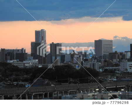 船橋の中心街のビル街の風景です!。。穏やかな夕焼けの風景です! 船橋の中心街のビル街の風景です!。。穏やかな夕焼けの風景です! 77796298