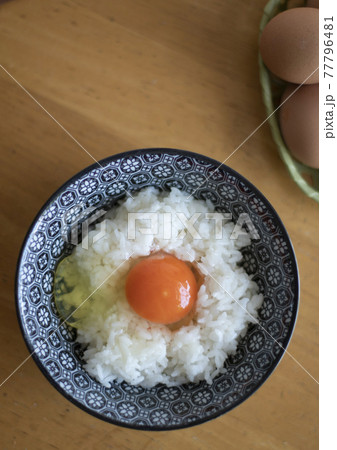 卵ごはん　玉子ごはん　たまごごはん　たまごかけごはん　玉子　ごはん　白バック 77796481