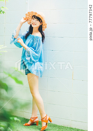 夏ファッションの女性 77797342