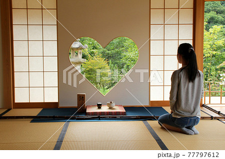 京都正寿院ハート形の窓と女性 京都正寿院ハート形の窓と女性 77797612