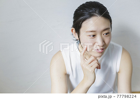 肌の変化を実感する女性 フィットネス 美容 77798224