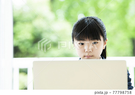 オンライン授業　パソコン　女子中学生　アップ 77798758