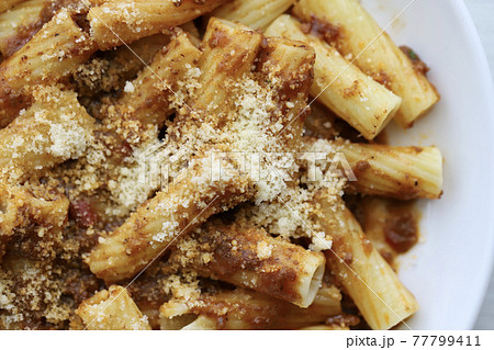 ラグーソースパスタ　ショートパスタのリガトーニ 77799411