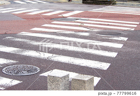 交差点の横断歩道 77799616