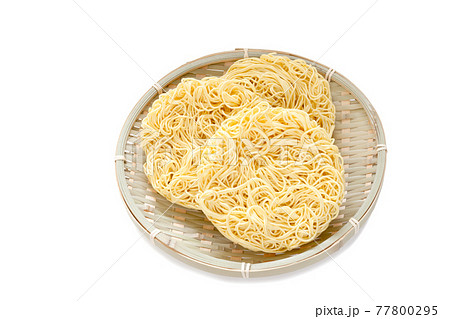 袋入りインスタントラーメンの乾麺【白背景】 77800295